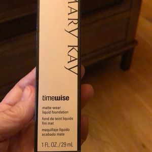 Matte-wear liquid foundation